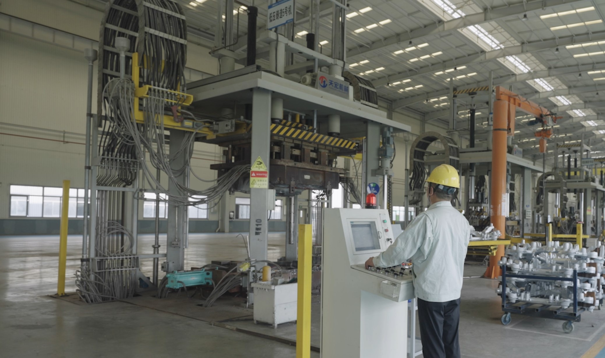 低壓壓鑄機(jī)超過(guò)20臺(tái)。